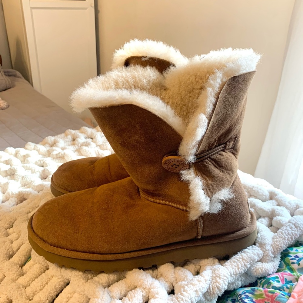 UGG Australia Bailey Button Short Chestnut - Picture 2 of 8